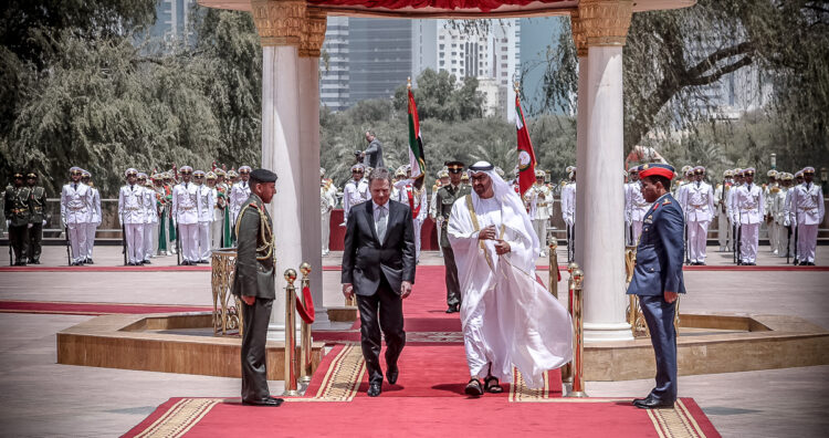 Abu Dhabin kruununprinssi, sheikki Mohamed bin Zayed Al Nahyan vastaanotti presidentti Sauli Niinistön työvierailulle 12. huhtikuuta 2015. Kuva: Tasavallan presidentin kanslia
