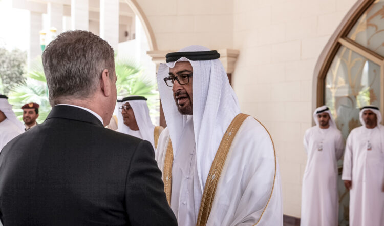 Presidentti Sauli Niinistö ja Abu Dhabin kruununprinssi, sheikki Mohamed bin Zayed Al Nahyan kättelevät. Kuva: Tasavallan presidentin kanslia
