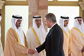 Presidentti Niinistö kättelee Arabiemiraattien delegaation. Kuva: Abu Dhabin kruununprinssin hovi