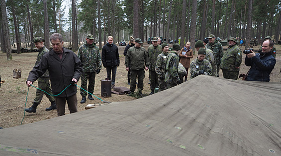 Presidentti Niinistö avusti kurssilaisia teltan pystytyksessä. Kuva: Tasavallan presidentin kanslia