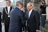  Presidentti Niinistö onnittelee Kaarle Suuri -palkinnon voittajaa, Euroopan parlamentin puhemiestä Martin Schulzia. Copyright © Tasavallan presidentin kanslia 