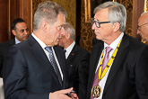  Presidentti Niinistö keskustelee Euroopan komission puheenjohtajan Jean-Claude Junckerin kanssa Aachenissa 14.5.2015. Copyright © Tasavallan presidentin kanslia 
