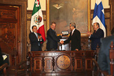Presidentti Sauli Niinistö vastaanotti Mexico Cityn kaupungin avaimen pormestari  Miguel Ángel Manceralta 25.5.2015. Copyright © Tasavallan presidentin kanslia