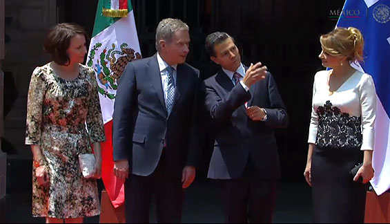 Meksikon presidentti Enrique Peña Nieto ja puoliso Angélica Rivera de Peña vastaanottivat presidentti Sauli Niinistön ja puoliso Jenni Haukion valtiovierailulle 25 toukokuuta. Kuva: Meksikon presidentin kanslia