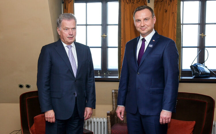 Presidentti Niinistö tapasi Puolan uuden presidentin Andrzej Dudan ennen kokouksen alkua. Copyright © Tasavallan presidentin kanslia 