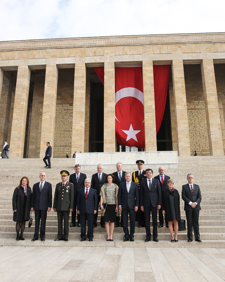 Delegaatio yhteiskuvassa Atatürkin mausoleumin portailla. Copyright © Tasavallan presidentin kanslia