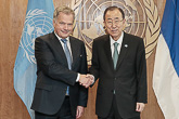 Tasavallan presidentti Sauli Niinistö tapasi YK:n pääsihteerin Ban Ki-Moonin New Yorkissa sunnuntaina 27. syyskuuta. Presidentti ja pääsihteeri keskustelivat Lähi-idän ja erityisesti Syyrian tilanteesta sekä pakolaiskriisistä. Kuva: UN Photo/Evan Schneider