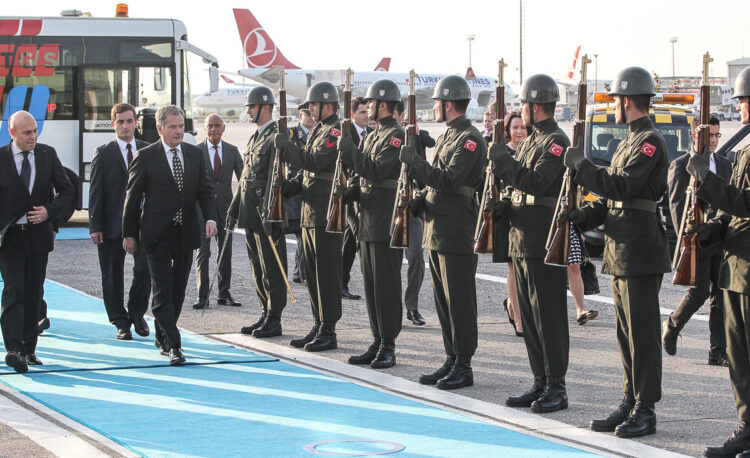 Presidentti Niinistö tarkasti kunniakomppanian Istanbulin lentokentällä saapuessaan viralliselle vierailulle Turkkiin maanantaina 12. lokakuuta. Copyright © Tasavallan presidentin kanslia