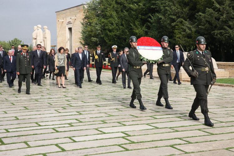  Besökets officiella del inleddes tisdagen den 13 oktober med kransnedläggning vid mausoleet över Atatürk. Copyright © Republikens presidents kansli 