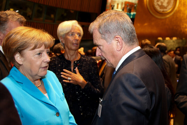  President Niinistö diskuterar med Tysklands förbundskansler Angela Merkel före mötet. Foto: Republikens presidents kansli 