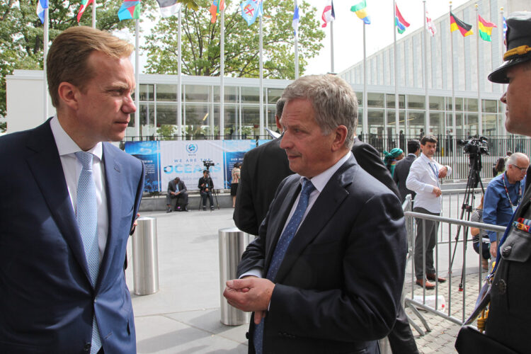  Norges utrikesminister Børge Brende och president Sauli Niinistö diskuterade utanför FN:s högkvarter. Foto: Republikens presidents kansli