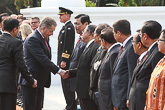 President Niinistö välkomnas av Indonesiens delegation i Jakarta den 3 november.  Copyright © Republikens presidents kansli