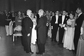 Presidentti Juho Kusti Paasikivi ja rouva Alli Paasikivi keskustelevat presidentti K.J. Ståhlbergin kanssa itsenäisyyskutsuilla 6. joulukuuta 1951. Kuva: Lehtikuva