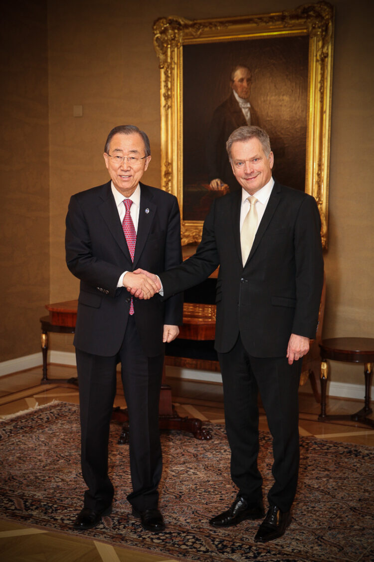 The official photo of the General Secretary and the President taken in the Yellow Room at the President’s Palace.  