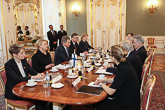 Delegaatioiden viralliset neuvottelut Hofburgin linnassa. Copyright © Tasavallan presidentin kanslia
