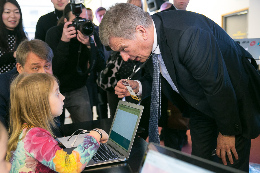 Iines Satomäki, 6, and the President have similar name tags. Copyright © Office of the President of the Republic of Finland