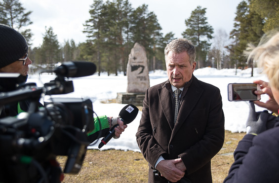 Presidentti Niinistö Ivalon rajavartioasemalla median haastateltavana 13.4.2016. Kuva: Matti Porre / Tasavallan presidentin kanslia