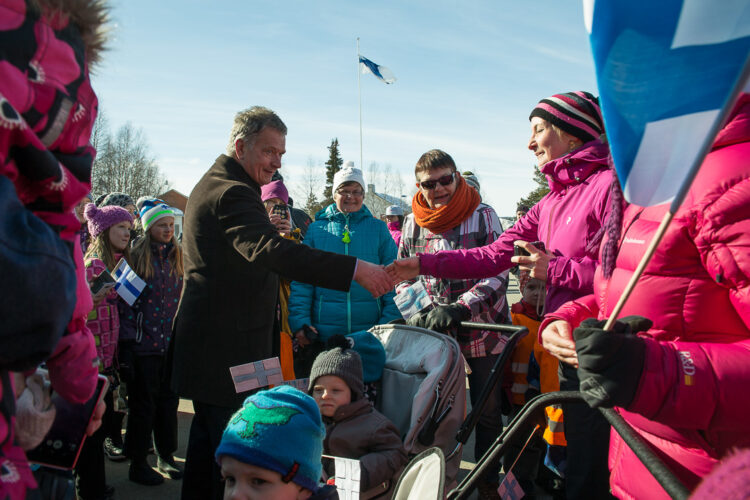 Muoniolaiset tapaamassa presidenttiä. Kuva: Matti Porre / Tasavallan presidentin kanslia