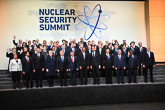 Ydinturvahuippukokouksen osallistujat perhekuvassa. Copyright © Tasavallan presidentin kanslia