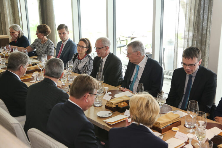 Viron parlamentin Riigikogun puhemies Eiki Nestorin tarjoamalla lounaalla. Kuva: Juhani Kandell/Tasavallan presidentin kanslia