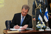  Presidentti Niinistö kirjoittaa vieraskirjaan. Kuva: Juhani Kandell/Tasavallan presidentin kanslia 