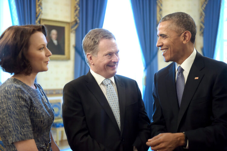 Presidentti Obama keskusteluissa presidentti Niinistön ja rouva Haukion kanssa Valkoisessa talossa. Kuva: Lehtikuva/Tasavallan presidentin kanslia