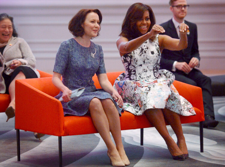 Rouva Jenni Haukio ja rouva Michelle Obama seuraavat lasten tanssiesitystä Renwick-galleriassa Washingtonissa 13. toukokuuta 2016. Kuva: Tasavallan presidentin kanslia
