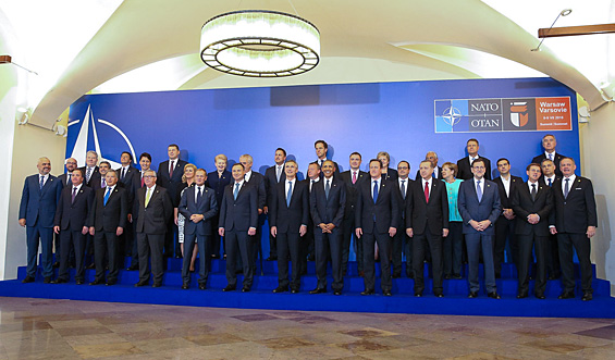 Nato-kokouksen illalliselle osallistuvat päämiehet yhteiskuvassa Puolan presidentinlinnassa. Kuva: Puolan presidentin kanslia