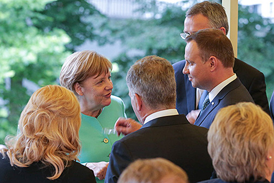 President Niinistö diskuterar före middagen med Tysklands förbundskansler Angela Merkel, Polens president Andrzej Duda och Natos generalsekreterare Jens Stoltenberg. Bild: Polens presidents kansli