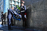  Presidentti Niinistö laski seppeleen José Artigasin muistomerkille Montevideossa. Kuva: Presidencia de la Republica - ROU