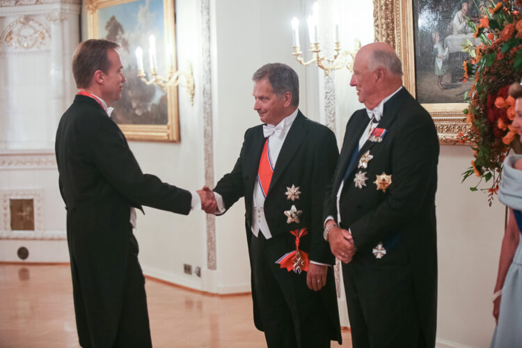 Juhlapäivällinen Presidentinlinnassa, kättelyvuorossa Norjan ulkoministeri Børge Brende. Kuva: Juhani Kandell/Tasavallan presidentin kanslia