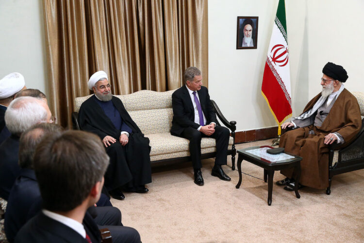 Iranin-vierailun päätti tapaaminen Iranin korkeimman johtajan Ali Khamenein kanssa. Tapaamisessa oli läsnä myös presidentti Rouhani. Kuva: Juhani Kandell/Tasavallan presidentin kanslia