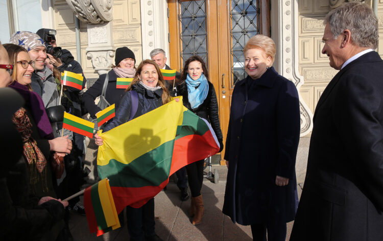 Presidentti Niinistö ja presidentti Grybauskaitė tervehtivät vierailua seuraamaan tulleita liettualaisia opiskelijoita, jotka opiskelevat Suomessa. Kuva: Juhani Kandell/Tasavallan presidentin kanslia