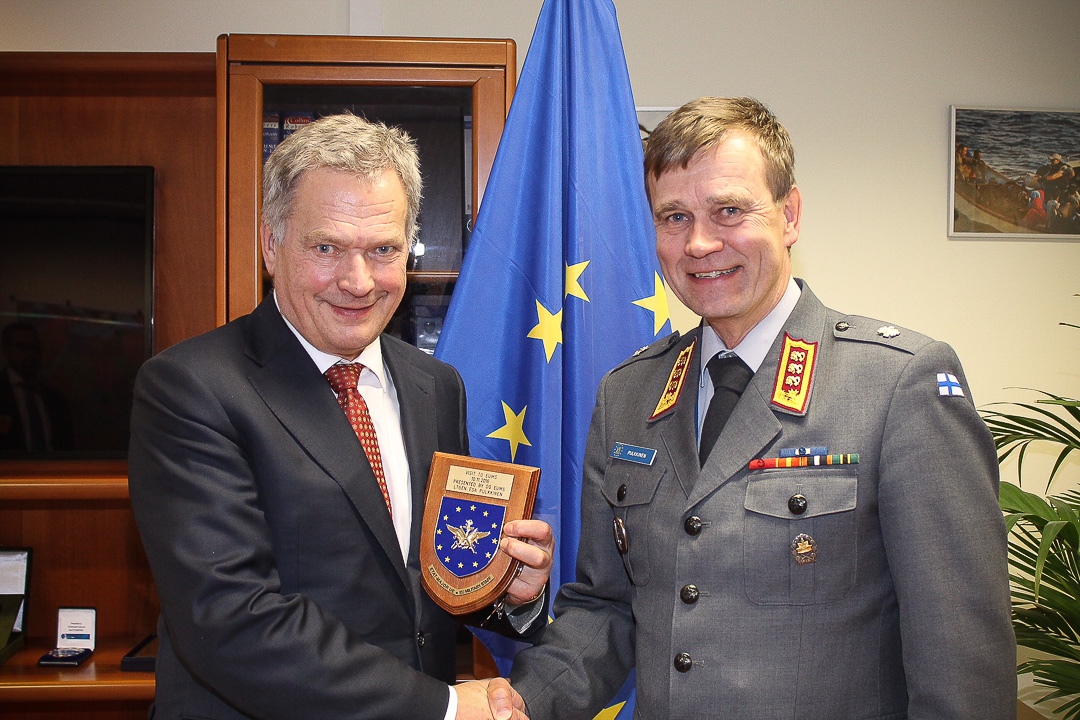 Suomalaisia Brysselissä. Keskiviikkona presidentti Niinistö tapasi EU:n sotilasesikunnan päällikön kenraaliluutnantti Esa Pulkkisen. Pesti on EU:n toiseksi korkein sotilasvirka.