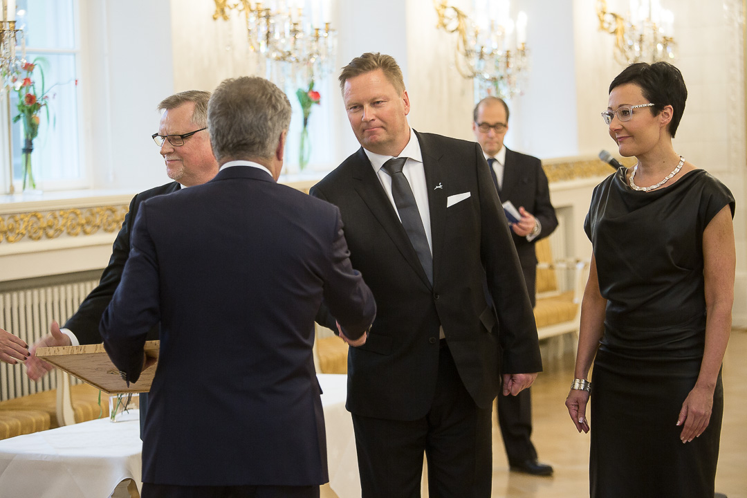 President Niinistö present the award to Rovaniemi City and Visit Rovaniemi: Mayor Esko Lotvonen and Visit Rovaniemis Risto Niva and Sanna Kärkkäinen. Photo: Matti Porre/Office of the President of the Republic of Finland