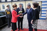 Presidentti Niinistö ojensi rouva Poroshenkolle kukat Presidentinlinnan pihalla. Kuva: Juhani Kandell/Tasavallan presidentin kanslia