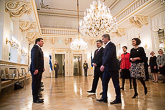 Presidentti Niinistö tervehtii Ukrainan delegaation. Kuva: Matti Porre/Tasavallan presidentin kanslia