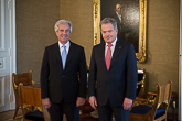  Presidentti Vázquez ja presidentti Niinistö virallisessa kuvassa Linnan Keltaisessa salissa. Kuva: Juhani Kandell/Tasavallan presidentin kanslia 