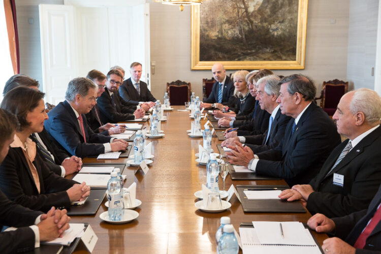  Presidentit keskustelivat Suomen ja Uruguayn poliittisista ja taloudellisista suhteista sekä yhteistyömahdollisuuksista. Lisäksi esillä olivat EU:n ja Latinalaisen Amerikan ajankohtaiset asiat, YK-asiat, kansainvälinen turvallisuustilanne sekä maailmantalouden näkymät. Kuva: Juhani Kandell/Tasavallan presidentin kanslia 