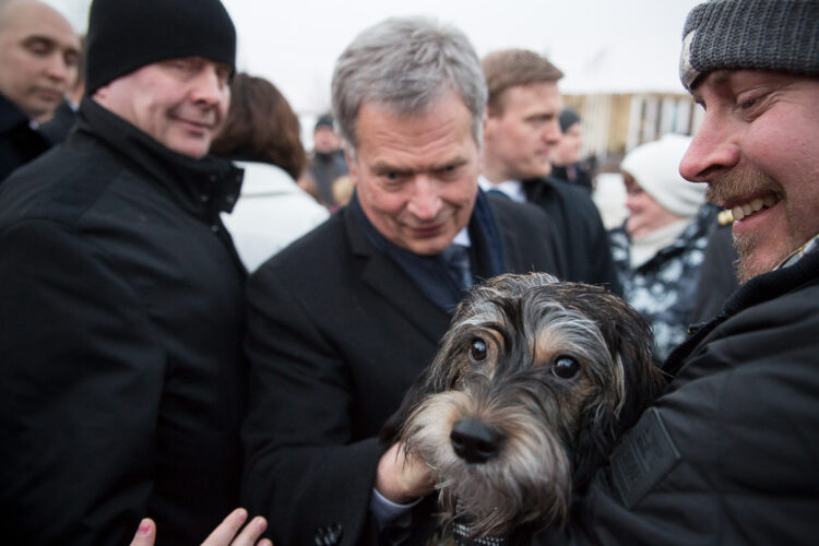 Myös Venla-koira kävi tervehtimässä presidenttiparia. Kuva: Matti Porre/Tasavallan presidentin kanslia