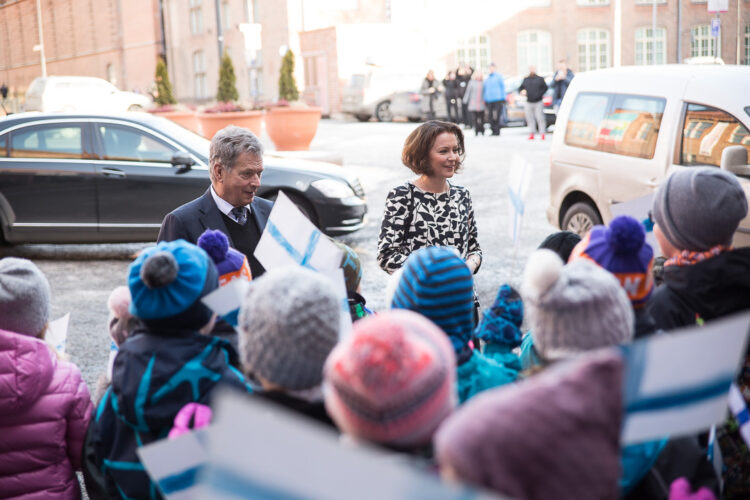 Museokeskus Vapriikissa lapset olivat Suomen lippuineen ulkona vastassa. Kuva: Matti Porre/Tasavallan presidentin kanslia