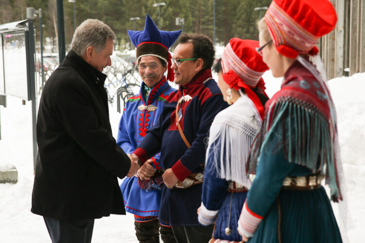  
President Niinistö greeted representatives of the Sámi Parliament in Sajos on 6 February. Shaking hands with Heikki Paltto, I vice Chair of the Sámi Parliament; Nilla Tapiola, member of the Sámi Parliament; Anni-Helena Ruotsala, Director of Administration; and Pia Ruotsala, Executive Director of Sajos. Topical issues concerning the Sámi were discussed. Photo: Matti Porre/Office of the President of the Republic of Finland