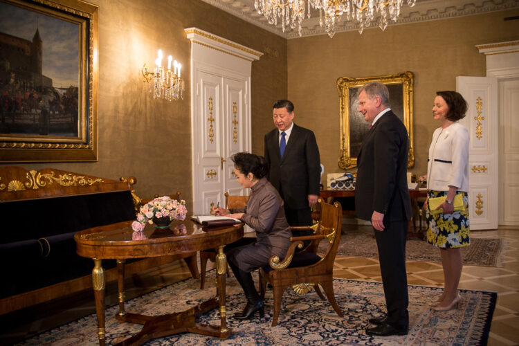  Rouva Peng Liyuan kirjoittaa Linnan vieraskirjaan. Matti Porre/Tasavallan presidentin kanslia 