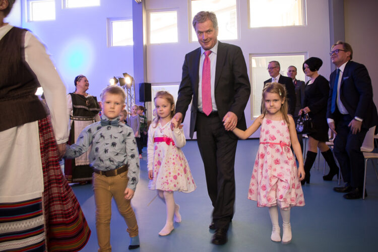 Lapset johdattivat presidentin ruokasaliin välipalalle. Kuva: Matti Porre/Tasavallan presidentin kanslia