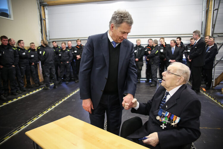  Second World War veteran Mauno Vuokila, who founded the sawmill 60 years ago and, at 98, is Tervola’s oldest resident, attended a coffee reception held at the sawmill. Company employees are pictured in the background. Photo: Matti Porre/Office of the President of the Republic of Finland
