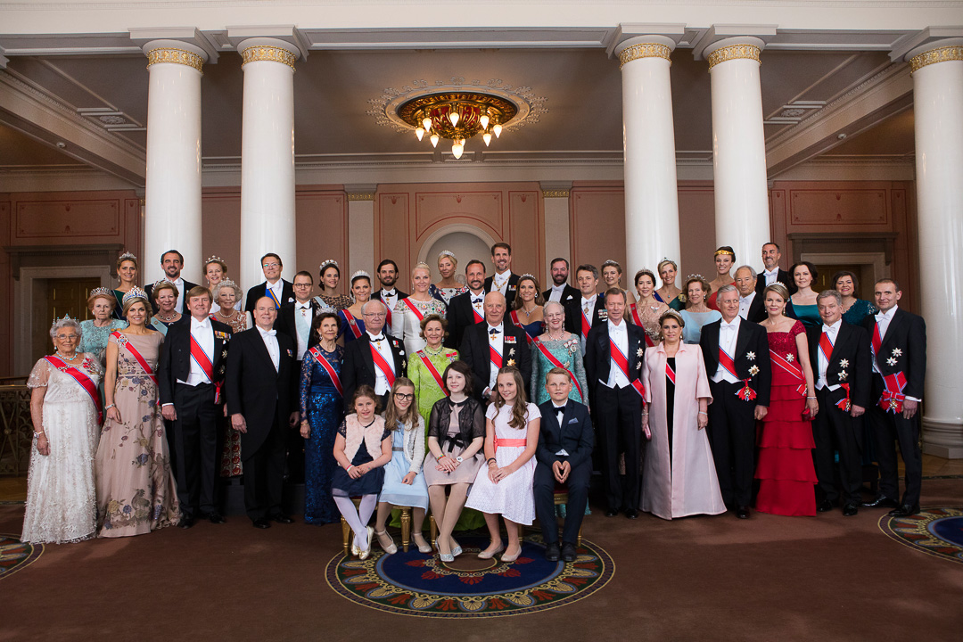Kuningas Harald V ja kuningatar Sonja yhteiskuvassa juhlavieraiden kanssa. Presidentti Niinistö ja rouva Haukio kuvan oikeassa laidassa. Kuva: Thomas Brun, NTB scanpix