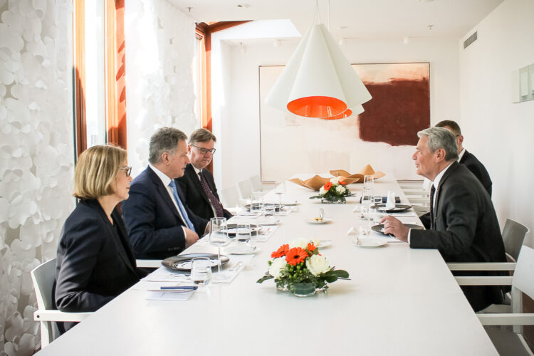  Presidentti Niinistö lounastapaamisella Saksan entisen liittopresidentin Joachim Gauckin kanssa. Gauck vieraili Kultarannassa ja Savonlinnassa heinäkuussa 2013. Kuva: Heini-Tuuli Onnela/Suomen Berliini-suurlähetystö
 