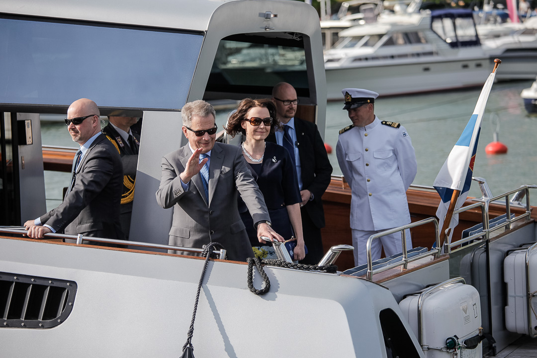 Presidentti Niinistö ja rouva Haukio saapuivat Kultaranta VIII -veneellä. Kuva: Matti Porre/Tasavallan presidentin kanslia