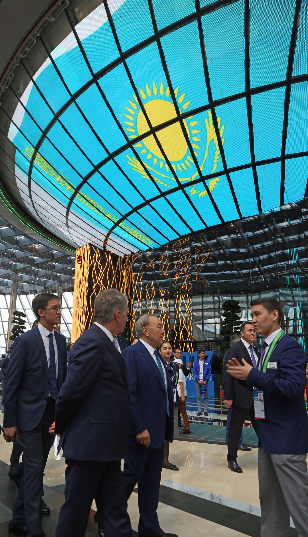 Presidentti Niinistö ja presidentti Nazarbajev tutustuvat Kazakstanin paviljonkiin. Kuva: Katri Makkonen/Tasavallan presidentin kanslia.
