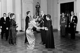 Näyttelijäpariskunta Birgitta Ulfsson ja Lasse Pöysti kättelemässä presidenttipari Urho ja Sylvi Kekkosta itsenäisyyspäivän 6. joulukuuta 1963. Kuva: Lehtikuva